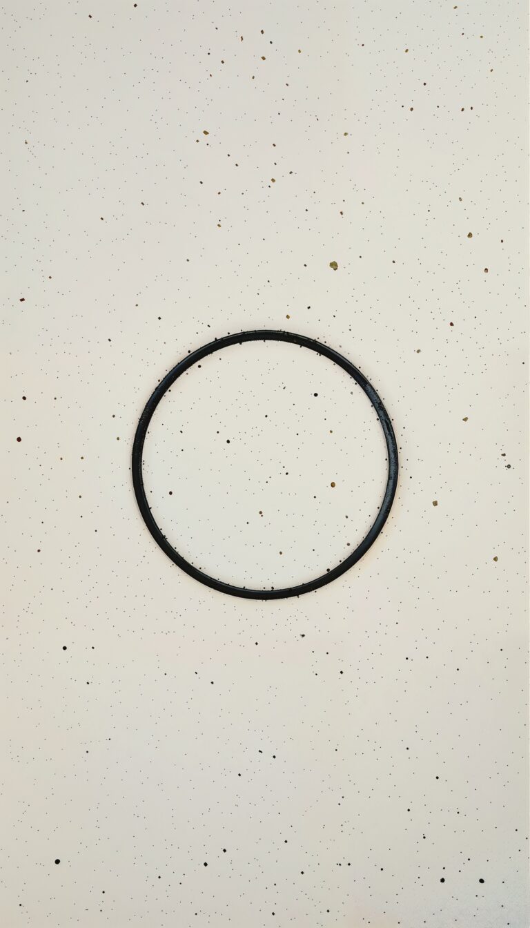 Centered_Outlined_Circle_Off_White_Background_Minimalist_Symbol_Art_mobile_phone_wallpaper_HD