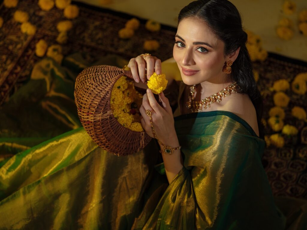 Zoya Afroz Traditional Green Saree Look Golden jewelry Desi Look Photoshoot 10