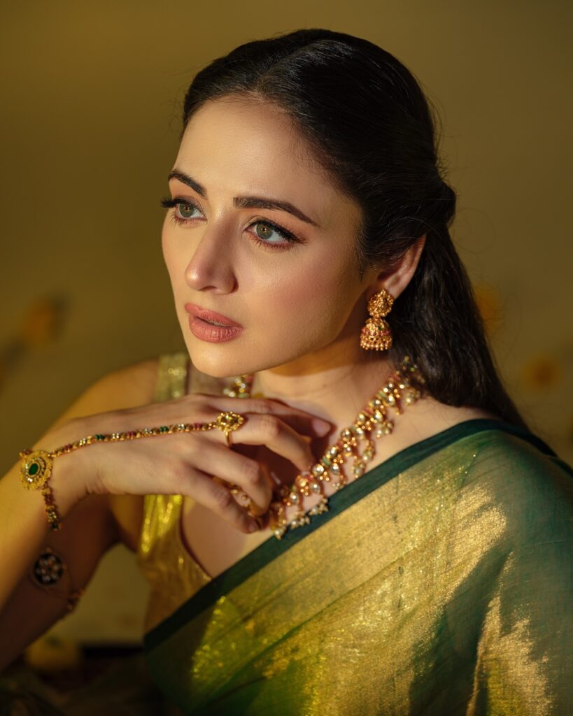 Zoya Afroz in Green Saree – Stunning Traditional HD Wallpaper Download