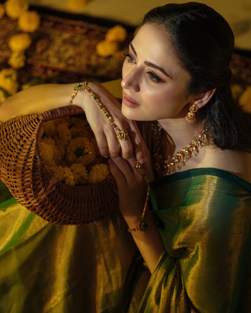 Zoya Afroz Traditional Green Saree Look Golden jewelry Desi Look Photoshoot 4