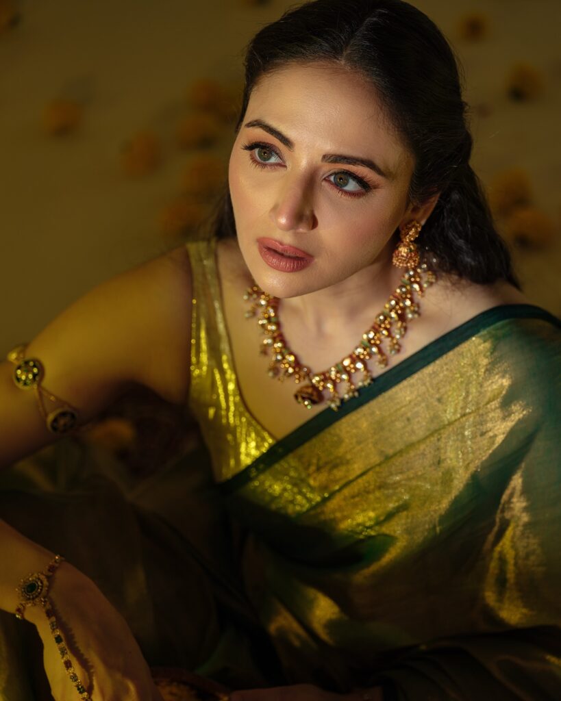 Zoya Afroz Traditional Green Saree Look Golden jewelry Desi Look Photoshoot 5