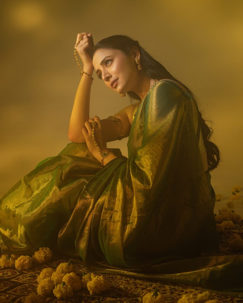 Zoya Afroz Traditional Green Saree Look Golden jewelry Desi Look Photoshoot 7