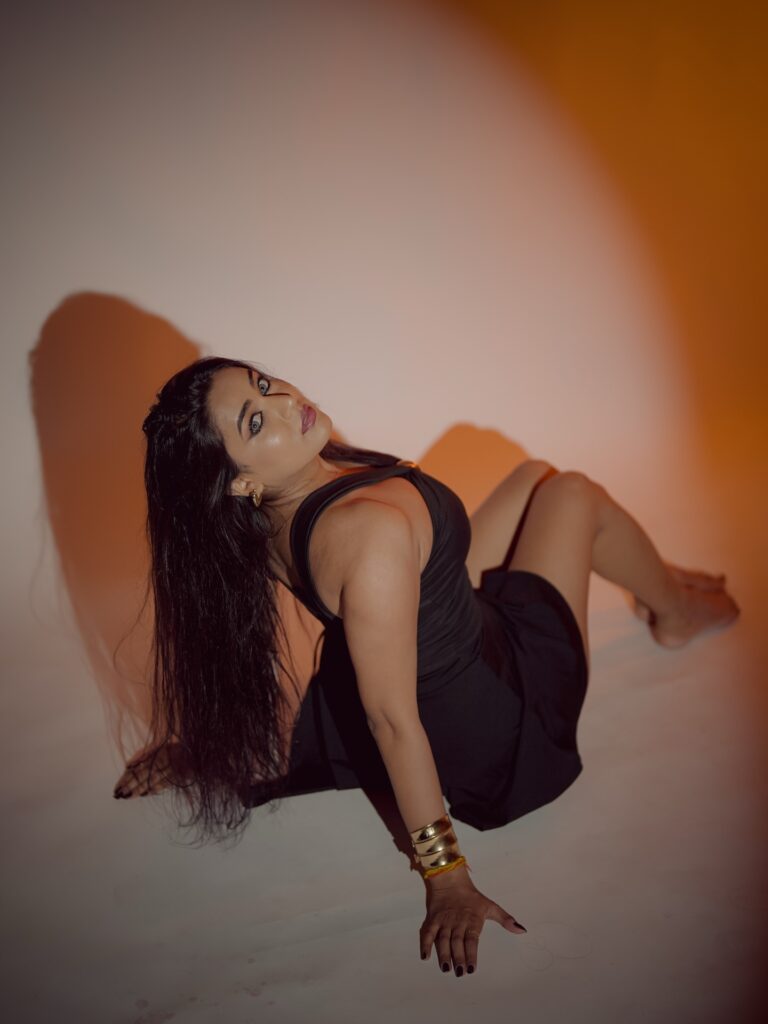 garima chaurasia glamorous black outfit photo